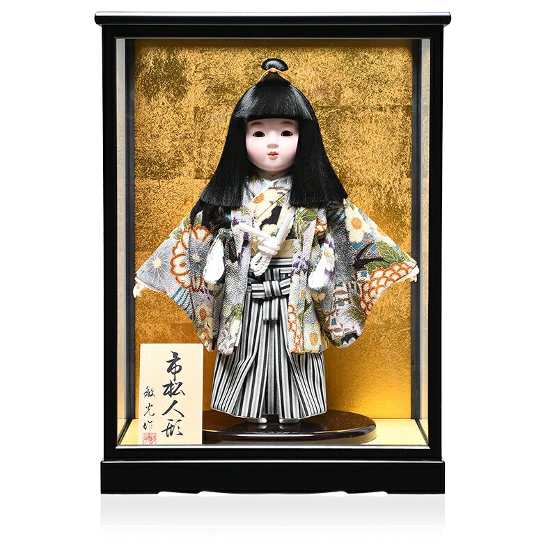 サイズ 間口32×奥行25×高さ43.5cm 商品説明 『8号鹿の子市松人形』 粋な黒白縞の袴に、金彩仕立の羽織を着た男の市松人形。可愛く凛々しい男子の晴れ姿を想い制作いたしました、「ケース入りでお届けいたします」 掲載写真の色合いはお使いの環境（マシン・モニター・OS）により 実物と多少異なる場合がございます。あらかじめご了承ください8号市松人形：鹿の子袴姿：ケース付：敏光作 『8号鹿の子市松人形』 粋な黒白縞の袴に、金彩仕立の羽織を着た男の市松人形。可愛く凛々しい男子の晴れ姿を想い制作いたしました、「ケース入りでお届けいたします」 商品寸法： 間口32×奥行25×高さ43.5cm 凛とした姿で口を結び、遠く未来を見つめる眼差しが印象的です。 シンプルな中にも、高級感漂う飽きのこない鹿の子裂地羽織姿。 一針一針丁寧に熟練の技で丁寧に仕立てました。 洗練された日本の伝統美市松人形は、一年を通じお飾り頂ける逸品です。