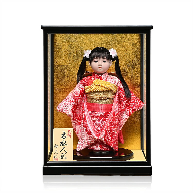 サイズ 間口32×奥行25.5×高さ43.5cm 商品説明 『正絹有松絞り市松人形』 伝統工芸正絹(シルク)有松絞「名古屋市有松」高級裂地を熟練の技で着付けた市松人形を、杢製ケースにセットしました。 掲載写真の色合いはお使いの環境（マシン・モニター・OS）により 実物と多少異なる場合がございます。あらかじめご了承ください市松人形8号市松人形：正絹有松絞り衣裳ケース付：敏光作 『正絹有松絞り市松人形』 伝統工芸正絹(シルク)有松絞「名古屋市有松」高級裂地を熟練の技で着付けた市松人形を、杢製ケースにセットしました。 商品寸法： 間口32×奥行25.5×高さ43.5cm 幼顔にツインテール花飾髪型で、華やいだ雰囲気に仕上げました。 有松絞り裂地の特性を活かし、落ち着いた深みの有る楓柄お衣装。 日本の伝統色紅葉色総絞正絹(シルク)高級裂地着付けで着付けた市松人形は、時代の流れに捉われず何時何時までも飽きることなくお飾り頂ける色目で仕上げました。 嫁ぐ娘に&#128155;愛らしい子供の頃を懐かしみつつ、母の愛をこめて持たせてあげたい市松人形。