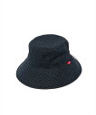 アーバンスタイルのプラスワンとして活躍するバケットハットを今季新たなシルエットでリリースするWired Bucket Hat。装飾を省いたソリッドな佇まいのクラウンは低めに設定しさりげないバランスに。オントレンドな前下がり仕様のブリムはワイヤーを入れることによりシルエットを美しくキープ、折り返して立てるアレンジもお楽しみいただけます。ハットの裏の内スベリ部分にはアジャスターを備えており、お好みのフィッティングに調節可能。合わせやすい無地のBlack、刺し子風のプリントで和モダンなNavyの2色展開でお届けします。 【ご注意】予約商品・お取り寄せ商品（納期10日間以上）のキャンセル、変更はお断りしております。＊クレジット払いの場合、実際の決済はお客様へ商品発送後となります。 素材 サイズ・素材画像参照 サイズ サイズ・素材画像参照 モデル着用サイズ モデル着用サイズ画像参照 ※サイズの測り方は、サイズガイドページを参照ください。 カラー カラー表参照 ご注意 【店舗完売やお取り寄せ不可によるキャンセルについて】このWEBショップで販売中の商品は、実店舗や他WEBショップの在庫数が反映されています。反映にはタイムラグがあるので、在庫変動があった場合、タイミングによってはご用意ができない場合がございます。万が一ご用意ができなかった場合は、メールにてご連絡いたしますので、あらかじめご了承ください。※商品写真はできるだけ現物に近い色に見えるよう撮影いたしておりますが、ユーザー様のモニターやPCの環境により、色の見え方に差異が生じる場合もございますのでご了承くださいませ。