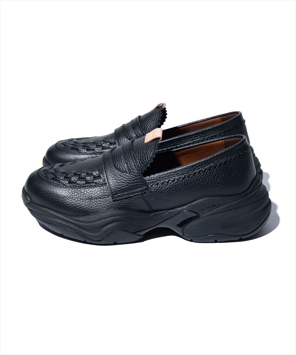 トラッドシューズの代名詞であるペニーローファーにストリートライクなアレンジを施したField Penny Loafer。アッパーはイタリア産のカウレザーを使用したローファー仕立てながら、ソールにあしらわれたのは近未来的な造形のヴィブラムソール。登山靴への用途で20世紀中期に名声を博した同社のソールは、今なお世界中のアウトドアマンから信頼を集める実績の耐久性を備えます。さらにブランドならではのエッセンスはつま先に革紐を通して施したインターレース。ロンドンパンクのニュアンスをさりげなく加えることで、トラッドやアウトドアといったムードの中にglambらしいエッジィな緊張感を表現。靴作りは都内にあるブランドのシューズファクトリーで行われており、MADE IN JAPANの確かなクオリティを備えます。 【ご注意】予約商品・お取り寄せ商品（納期10日間以上）のキャンセル、変更はお断りしております。＊クレジット払いの場合、実際の決済はお客様へ商品発送後となります。 素材 サイズ・素材画像参照 サイズ サイズ・素材画像参照 モデル着用サイズ モデル着用サイズ画像参照 ※サイズの測り方は、サイズガイドページを参照ください。 カラー カラー表参照 ご注意 【店舗完売やお取り寄せ不可によるキャンセルについて】このWEBショップで販売中の商品は、実店舗や他WEBショップの在庫数が反映されています。反映にはタイムラグがあるので、在庫変動があった場合、タイミングによってはご用意ができない場合がございます。万が一ご用意ができなかった場合は、メールにてご連絡いたしますので、あらかじめご了承ください。※商品写真はできるだけ現物に近い色に見えるよう撮影いたしておりますが、ユーザー様のモニターやPCの環境により、色の見え方に差異が生じる場合もございますのでご了承くださいませ。