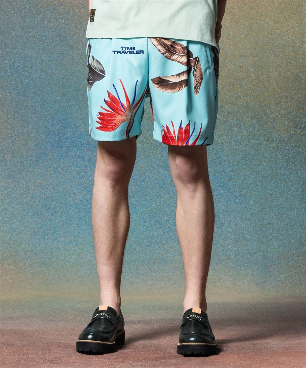 スイムショーツに落とし込まれたコンセプチュアルな柄使いがサマースタイリングをアダルトに彩るParadise Flower Shorts。“TIME TRAVELER”をコレクションテーマに掲げるglambがアロハテイストの総柄に描いたのは極...