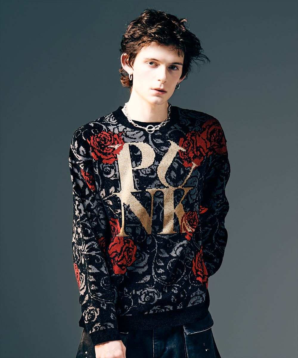 瀟洒なフラワーモチーフとそこにあしらわれたロゴ使いの二面性がglambならではの世界観を色濃く感じさせるPunk Flower Knit。陰影豊かな花々はモール糸とブークレ糸を使い分けてダブルジャカードで表現したもの。そこに乗せた“PUNK”の文字は光沢を備えるブライトレーヨンであしらっており、テクスチャのコントラストが両柄の個性をより際立たせます。シルエットは身幅を細身、着丈にゆとりを持たせたレギュラーシルエット。秋冬のレイヤードから春先の単体着用まで可能な素材感となっており、幅広いシーンでスタイリングにリュクスな質感を与えてくれることでしょう。 【ご注意】予約商品・お取り寄せ商品（納期10日間以上）のキャンセル、変更はお断りしております。＊クレジット払いの場合、実際の決済はお客様へ商品発送後となります。 素材 サイズ・素材画像参照 サイズ サイズ・素材画像参照 モデル着用サイズ モデル着用サイズ画像参照 ※サイズの測り方は、サイズガイドページを参照ください。 カラー カラー表参照 ご注意 【店舗完売やお取り寄せ不可によるキャンセルについて】このWEBショップで販売中の商品は、実店舗や他WEBショップの在庫数が反映されています。反映にはタイムラグがあるので、在庫変動があった場合、タイミングによってはご用意ができない場合がございます。万が一ご用意ができなかった場合は、メールにてご連絡いたしますので、あらかじめご了承ください。※商品写真はできるだけ現物に近い色に見えるよう撮影いたしておりますが、ユーザー様のモニターやPCの環境により、色の見え方に差異が生じる場合もございますのでご了承くださいませ。
