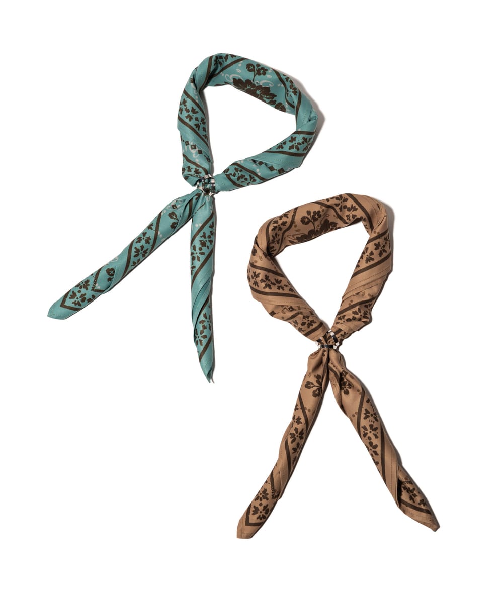 華やかなグラフィックが装いに気品と彩りを添えるMonogram Scarf。描かれたのはブランドイニシャルのモノグラムの上に花々を咲かせたエレガントでクラシカルなアートワーク。穴に通すだけでタイドアップのアレンジが完成する専用リングが付属し、手軽にスタイリングにお取り入れいただけます。 【ご注意】予約商品・お取り寄せ商品（納期10日間以上）のキャンセル、変更はお断りしております。＊クレジット払いの場合、実際の決済はお客様へ商品発送後となります。 発送納期 11月中旬 素材 Polyester 100% サイズ サイズ・素材画像参照 モデル着用サイズ モデル着用サイズ画像参照 ※サイズの測り方は、サイズガイドページを参照ください。 カラー Beige / Mintベージュ / ミント ご注意 【店舗完売やお取り寄せ不可によるキャンセルについて】このWEBショップで販売中の商品は、実店舗や他WEBショップの在庫数が反映されています。反映にはタイムラグがあるので、在庫変動があった場合、タイミングによってはご用意ができない場合がございます。万が一ご用意ができなかった場合は、メールにてご連絡いたしますので、あらかじめご了承ください。※商品写真はできるだけ現物に近い色に見えるよう撮影いたしておりますが、ユーザー様のモニターやPCの環境により、色の見え方に差異が生じる場合もございますのでご了承くださいませ。