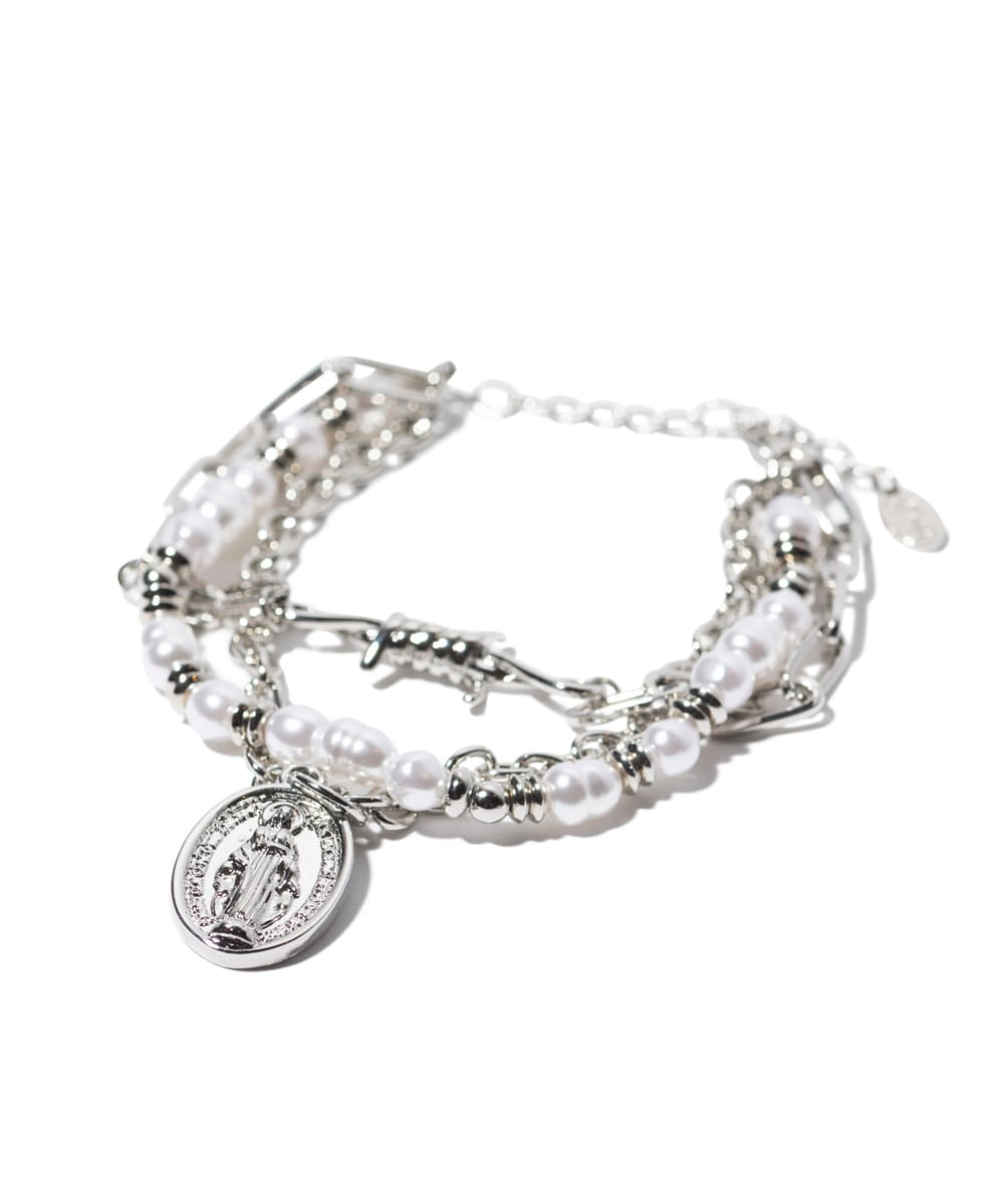 ジュエリーとパンクによるコントラストを手元に描写するMaria Charm Bracelet。艶やかなパール、有刺鉄線モチーフのチェーン、マリアコインを組み合わせた3連ブレスレットとなる本作。クラシカルなムードにエッジを効かせ、奥行きある存在感を演出します。 【ご注意】予約商品・お取り寄せ商品（納期10日間以上）のキャンセル、変更はお断りしております。＊クレジット払いの場合、実際の決済はお客様へ商品発送後となります。 発送納期 11月下旬 素材 Alloy, Brass, Resin サイズ サイズ・素材画像参照 モデル着用サイズ モデル着用サイズ画像参照 ※サイズの測り方は、サイズガイドページを参照ください。 カラー Silverシルバー ご注意 【店舗完売やお取り寄せ不可によるキャンセルについて】このWEBショップで販売中の商品は、実店舗や他WEBショップの在庫数が反映されています。反映にはタイムラグがあるので、在庫変動があった場合、タイミングによってはご用意ができない場合がございます。万が一ご用意ができなかった場合は、メールにてご連絡いたしますので、あらかじめご了承ください。※商品写真はできるだけ現物に近い色に見えるよう撮影いたしておりますが、ユーザー様のモニターやPCの環境により、色の見え方に差異が生じる場合もございますのでご了承くださいませ。