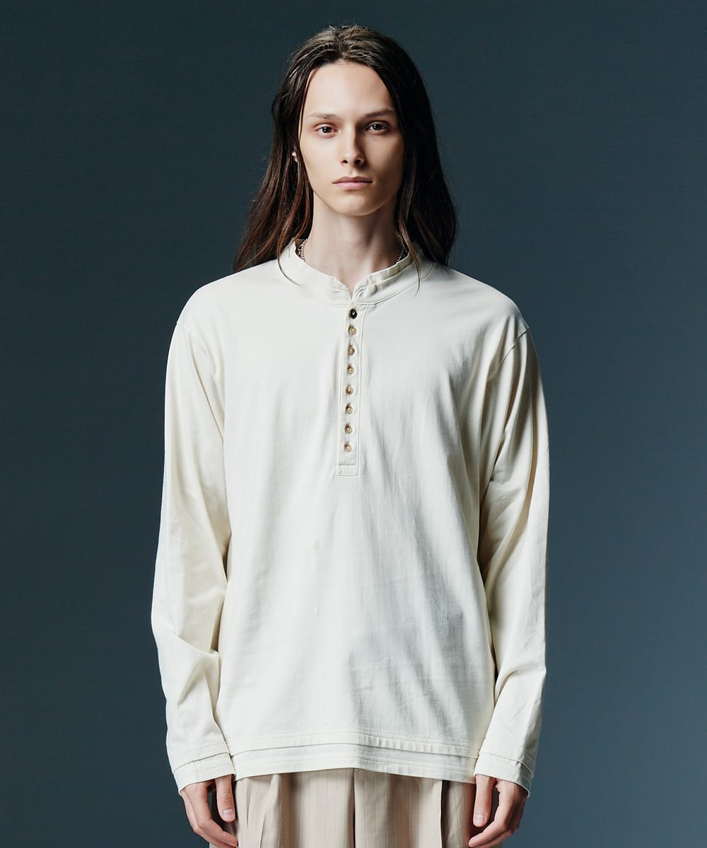 glambの定番カットソー、“Augusta Cutsew”にスタイル提案を込めたアップデートを施したLayered Augusta Cutsew。国内生産によるクオリティある40/2天竺生地を用いたボディは着丈にゆとりを持たせたレギュラーシルエット。深めの前立てに8つのボタンを配し、第一ボタンはメタルボタンをあしらうことで上品な佇まいにまとめています。さらにブランドの作り込みがなされたのは首元と袖口、裾に施されたフェイクレイヤード。カラーバリエーションで変わる表情も特徴でWhiteはボディと同系色、Blackはナローピッチのボーダーでレイヤーパーツをあしらっています。 【ご注意】予約商品・お取り寄せ商品（納期10日間以上）のキャンセル、変更はお断りしております。＊クレジット払いの場合、実際の決済はお客様へ商品発送後となります。 発送納期 12月中旬 素材 Cotton 100% サイズ サイズ・素材画像参照 モデル着用サイズ モデル着用サイズ画像参照 ※サイズの測り方は、サイズガイドページを参照ください。 カラー White / Blackホワイト / ブラック ご注意 【店舗完売やお取り寄せ不可によるキャンセルについて】このWEBショップで販売中の商品は、実店舗や他WEBショップの在庫数が反映されています。反映にはタイムラグがあるので、在庫変動があった場合、タイミングによってはご用意ができない場合がございます。万が一ご用意ができなかった場合は、メールにてご連絡いたしますので、あらかじめご了承ください。※商品写真はできるだけ現物に近い色に見えるよう撮影いたしておりますが、ユーザー様のモニターやPCの環境により、色の見え方に差異が生じる場合もございますのでご了承くださいませ。