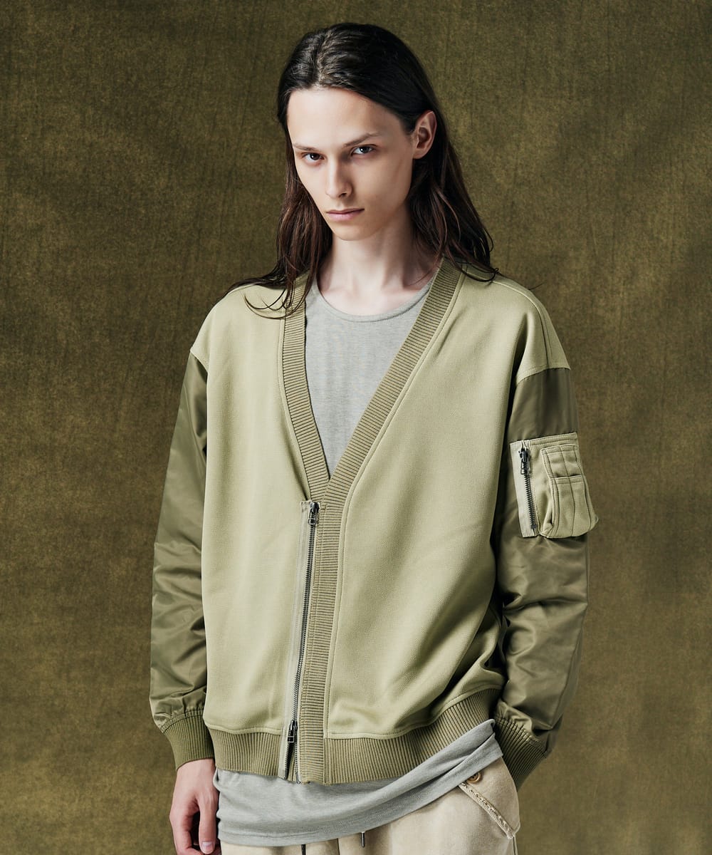 ”Unfinished”ならではの余白ある美学が反映されたミクチャ—ウェア、Bomber Cardigan。身頃に使用されたテキスタイルはスポーティなテクスチャを持った鹿の子編み。両袖はボマージャケットに切り替えて、既存の類型にはまらない独自の佇まいを作り出しました。フロントのジップもセンターからややずらしてあしらうことでオフバランスな佇まいを強調。シルエットはコンパクトな着丈にゆとりある身幅を合わせたルーズシルエットとなっております。 【ご注意】予約商品・お取り寄せ商品（納期10日間以上）のキャンセル、変更はお断りしております。＊クレジット払いの場合、実際の決済はお客様へ商品発送後となります。 発送納期 12月中旬 素材 Polyester 95% Polyurethane 5% (Sleeve) Nylon 100% サイズ サイズ・素材画像参照 モデル着用サイズ モデル着用サイズ画像参照 ※サイズの測り方は、サイズガイドページを参照ください。 カラー Black / Khakiブラック / カーキ ご注意 【店舗完売やお取り寄せ不可によるキャンセルについて】このWEBショップで販売中の商品は、実店舗や他WEBショップの在庫数が反映されています。反映にはタイムラグがあるので、在庫変動があった場合、タイミングによってはご用意ができない場合がございます。万が一ご用意ができなかった場合は、メールにてご連絡いたしますので、あらかじめご了承ください。※商品写真はできるだけ現物に近い色に見えるよう撮影いたしておりますが、ユーザー様のモニターやPCの環境により、色の見え方に差異が生じる場合もございますのでご了承くださいませ。