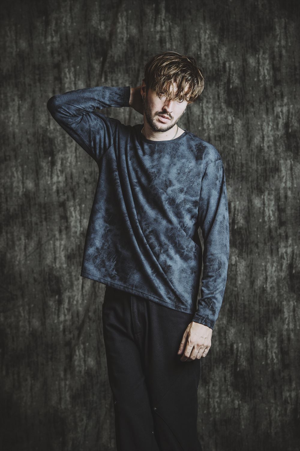 サーマル生地とムラ染めプリントによる表情豊かなプルオーバー オーバーサイズ ショート丈 ムラ染めプリント 【ご注意】予約商品・お取り寄せ商品（納期10日間以上）のキャンセル、変更はお断りしております。＊クレジット払いの場合、実際の決済はお客様へ商品発送後となります。 素材 ポリエステル62％、コットン32％、ポリウレタン6％ サイズ サイズ規格 ONE バスト 120 肩幅 53 着丈 70 AH 48 裄丈 88 袖丈 61.5 裾幅 120 ※サイズの測り方は、サイズガイドページを参照ください。 カラー アイボリー / ブラック ご注意 【店舗完売やお取り寄せ不可によるキャンセルについて】このWEBショップで販売中の商品は、実店舗や他WEBショップの在庫数が反映されています。反映にはタイムラグがあるので、在庫変動があった場合、タイミングによってはご用意ができない場合がございます。万が一ご用意ができなかった場合は、メールにてご連絡いたしますので、あらかじめご了承ください。※商品写真はできるだけ現物に近い色に見えるよう撮影いたしておりますが、ユーザー様のモニターやPCの環境により、色の見え方に差異が生じる場合もございますのでご了承くださいませ。