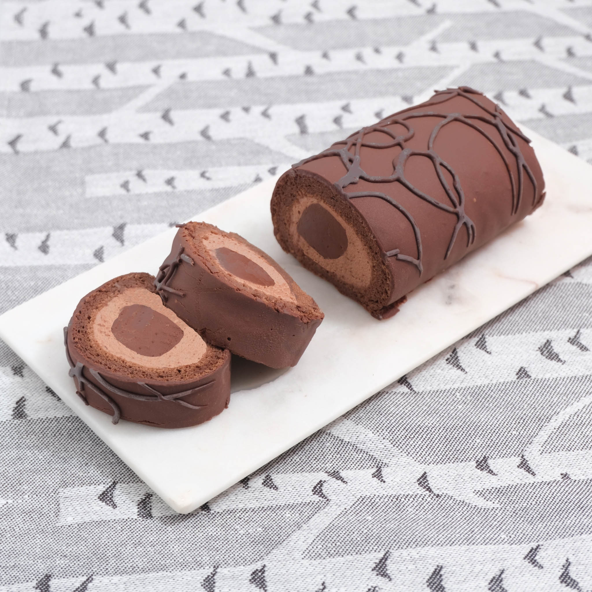 バレンタイン限定・ダブルショコラロール 糖質12.0g/1ホール | 低糖質 ケーキ お菓子 スイーツ 低糖質おやつ 糖質制限 ロカボ 糖質オフ 無添加 高タンパク 食品 手作り バレンタイン ギフト 高級 取り寄せ 冷凍 ケトジェニックダイエットのサムネイル
