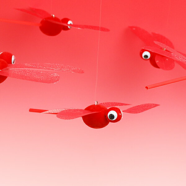 テグス付なので取り付けが簡単！ 赤とんぼが秋ムードを演出します。 秋を演出する店内装飾にご利用いただけます。 サイズ：巾22cm×全長15cm 　5個入り1セット　2,700円（税込） 　　