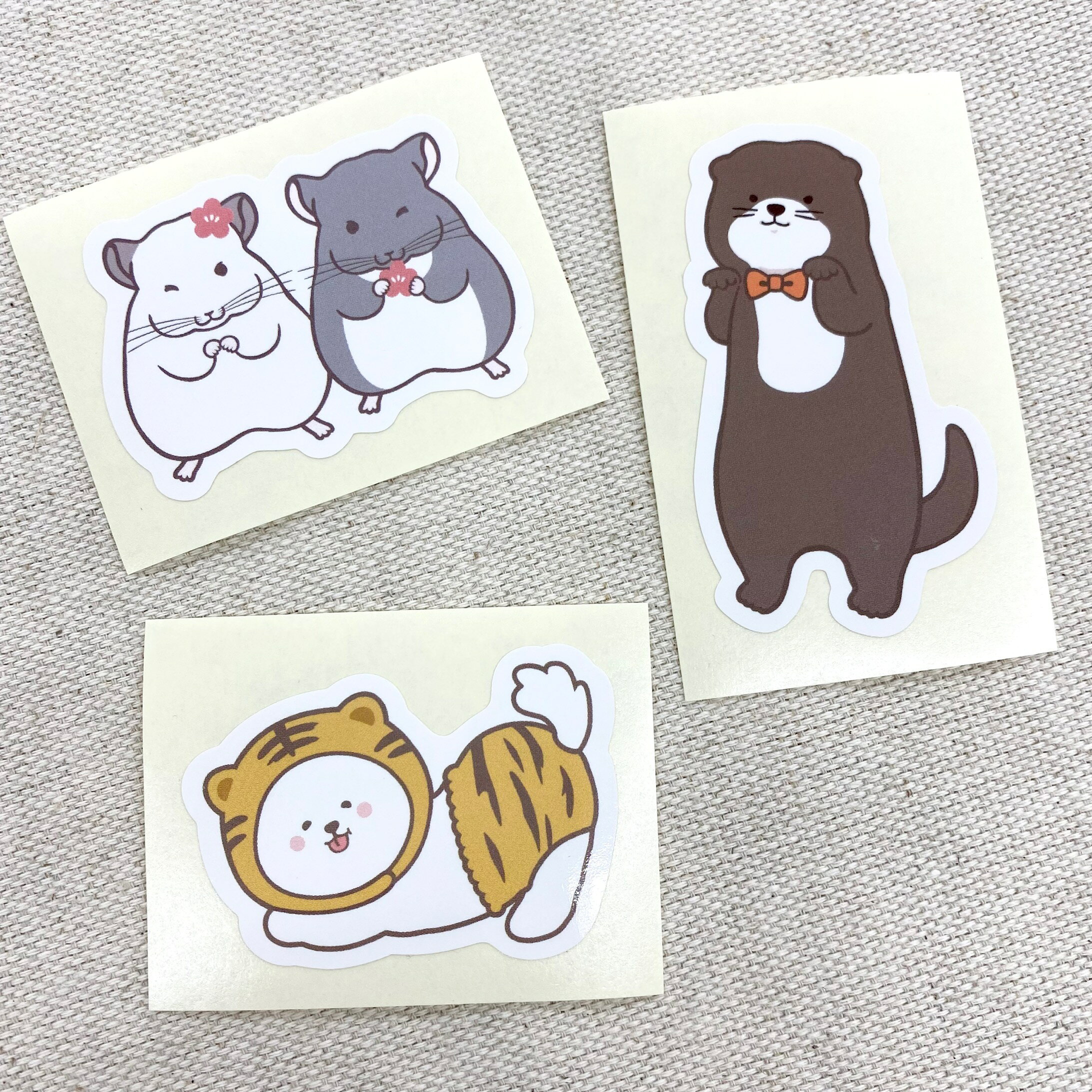 ステッカー Kawauso mocumocu (カワウソモキュモキュ) カワウソ すがぬまはるか sticker-kawauso フタバ かわうそ かわいい 可愛い キュート ファンシー 動物 イラスト デザインの商品画像 2