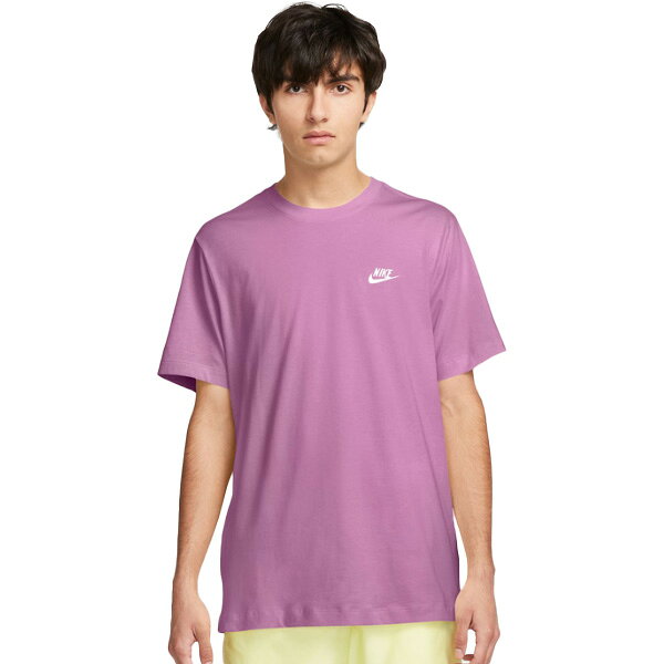 NSW クラブ Tシャツ日々のローテーションに加えたいスマートな一枚。ナイキ スポーツウェア クラブ Tシャツは、普段着に最適なコットン素材を使用。クラシックなフィット感を提供し、新品でも肌なじみの良い着心地です。胸元に刺繍されたFuturaロゴで、伝統的なNikeスタイルを演出しています。胴体からヒップにかけてゆったりとしたシルエット。クラシックフィットのTシャツです。柔らかな軽量コットン素材は、普段着に最適。【カラー】505：ライトマゼンタ【素材】綿 100%