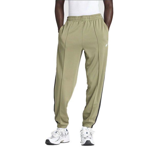 吸汗速乾性に優れたNB Dryのダブルニットを使用したトラックパンツ。足元をスッキリ見せるジョガーシルエットで展開。フロントのピンタック、左腿のNBロゴ刺繍、サイドラインテープがデザインポイント。●カラー：(DIO)ダークオリビン●サイズ：M、L、O●素材：ポリエステル100%●原産国：Vietnam