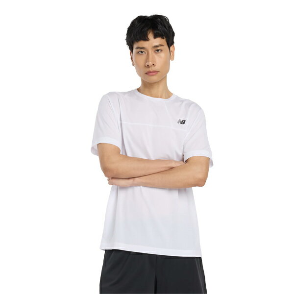 カラーブロックTシャツメンズ 半袖シャツシンプルで軽量なショートスリーブTシャツ。吸汗速乾に優れたNB Dryがカラダをドライにキープし、いつでも快適な着心地を提供。スタンダードフィットのベーシックなデザインで、インナーにもアウターにも活躍する一枚。胸元の切り替えとNBフライングロゴがアクセント。【メーカー】ニューバランス NEW BALANCE【カラー】WT：ホワイト【素材】ポリエステル100%