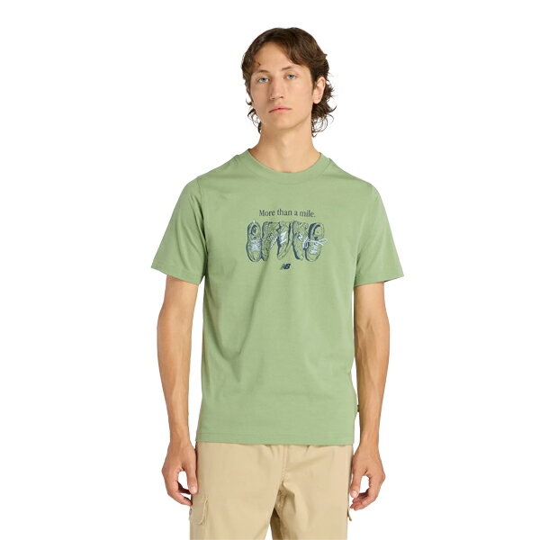 マイラーTシャツメンズ 半袖シャツランニングシューズのグラフィックTシャツ。ランニングの伝統と職人技を称える「more than a mile」のタグラインが入ったシューズグラフィックをフロントに配置し、やわらかで肌触りの良い160gのコットンジャージーで提案。汎用性の高いスタンダードシルエットが、デイリーでも重ね着でも活躍【メーカー】ニューバランス NEW BALANCE【カラー】AAR：オレガノ【素材】綿100%