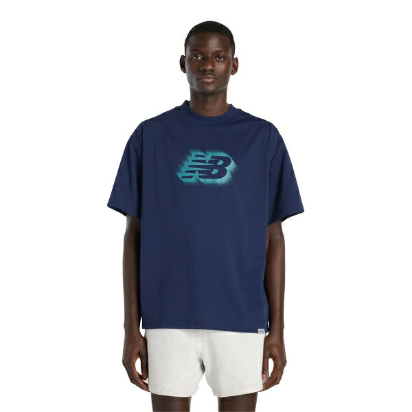 NBロゴTシャツメンズ 半袖シャツ日本人の体型に合わせて開発されたトレーニング向けロゴグラフィックTシャツ。吸汗速乾性に優れたNB Dryを搭載したポリエステル100%ニット素材を使用し、ドライで快適な着心地。左裾のリフレクティブラベルが夜間の視認性もサポートし、トレンドのシルエットとフィット感が、アクティブでもデイリーでも活躍。【メーカー】ニューバランス NEW BALANCE【カラー】TNV：チームネイビー【素材】ポリエステル100%