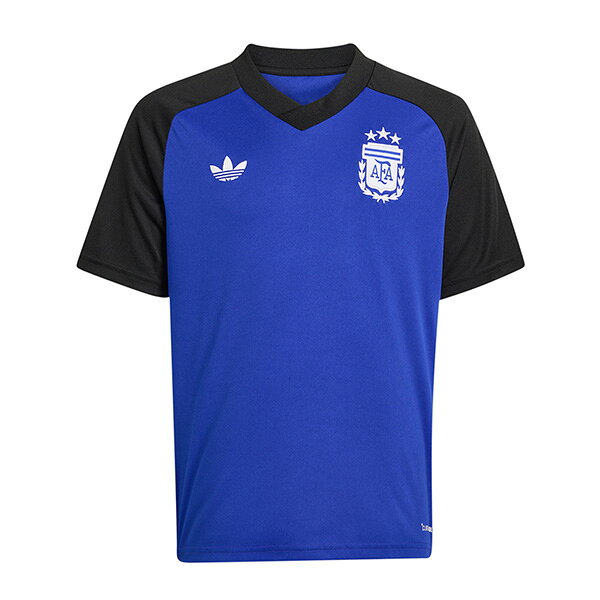 ジュニア 子供用 アルゼンチン代表 レプリカ プラシャツメーカー：アディダス adidasカラー：ルシッドブルー(JY9539)素材：ポリエステル100%キッズ アルゼンチン代表 26 アウェイ プレマッチジャージで、試合当日に向けて準備を整えよう。アルゼンチン代表のアイコニックなアウェイユニフォームのスピリットをデザインに落とし込んだ、印象的なカラーと国を誇る大胆なレタリングをあしらった一着。【在庫について】当ショップは、店頭及び自社サイトにて在庫を共有している為、在庫更新の時間差等により表示上は在庫が「○」（有り）の状態の場合でも『在庫が無い』『売り違い』等が発生する場合がございます。店内在庫が無い商品に関しましては、(※メーカー在庫確認後)『他商品への差し替えのご提案』または『キャンセル』とさせて戴いております。お急ぎの場合は当店まで、在庫の確認をお願い致します。※当日又は、翌営業日中に自動返信メールとは別に各種メールを送信致します。(在庫なし。ご注文承諾メール。商品発送メール等）