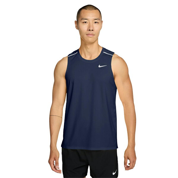 ナイキ DF MILER タンク トップ自由に走ろう。速乾性を高めるテクノロジーを取り入れた、軽量で通気性に優れたマイラー タンクトップ。何キロ走ってもさらりと涼しい状態をキープ。コレクションを象徴するリフレクティブ(再帰反射)デザインのバーが、ギアに明るさをプラス。【メーカー】ナイキ NIKE【カラー】410：ミッドナイトネイビー/(リフレクトシルバー)【素材】 ポリエステル 100%