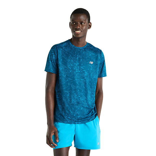 Sport Essentials プリントTシャツメンズ 半袖シャツ100% リサイクル ポリエステルのスポーツ素材を使用したショートスリーブTシャツ。アウトドアやアクティビティなど幅広いシーンで活躍。リフレクティブNBロゴがアクセント。【メーカー】ニューバランス New Balance【カラー】STS：ストリームソング【素材】ポリエステル100%
