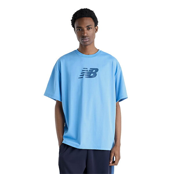 NBロゴショートスリーブ Tシャツメンズ 半袖シャツ快適なデイリーウェアとして活躍するオーバーサイズTシャツ。吸湿速乾機能を内蔵し、インパクトのあるロゴデザインがスタイルにアクセントを加えます。【メーカー】ニューバランス New Balance【カラー】analog blue【素材】ポリエステル100%