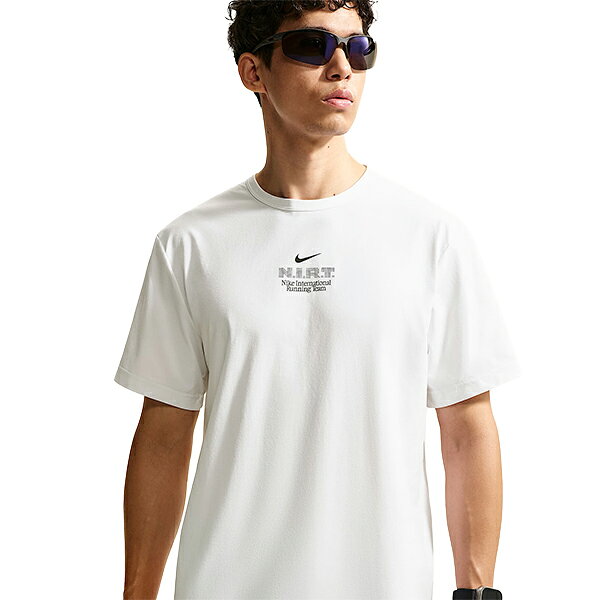 柔らかく快適で速乾性に優れ、さまざまなワークアウトをサポートするトレーニングTシャツ。滑らかで軽量なニット素材を使用しています。●カラー：100(ホワイト)●サイズ：M、L、O●機能：Nike Dri-FIT、吸汗速乾、UVA・UVBプロテクション、リフレクティブディテール●素材：ポリエステル100%●原産国：中国●その他：スタンダードフィット●サイズ表：サイズ/着丈/胸囲/裾幅/肩幅/袖丈S/68cm/94cm/48.5cm/44.5cm/21cmM/70cm/95cm/51cm/47cm/22.5cmL/70.5cm/106cm/52.5cm/48cm/23cmXL/70.5cm/111cm/56cm/50cm/23.5cm2XL/71cm/120cm/60cm/52cm/23.5cm