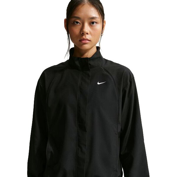 ナイキ ワンウィメンズ Dri-FIT ウーブン ジャケットあらゆるアクティビティに最適なナイキ ワン。軽量で通気性に優れたゆったりとしたジャケットは、隠しスナップボタンと背面のメッシュアンダーレイで、どんなアクティビティでも快適に過ごせます。Nike Dri-FITテクノロジーが、肌から汗を逃がしてすばやく蒸発させ、さらりと快適な状態をキープ。ゆったりとした着心地で重ね着しやすいルーズフィットデザイン。背面のメッシュアンダーレイで、汗をかきやすい部分の通気性を強化。【カラー】010：BLACK/WHITE【詳細】前面の隠しスナップボタンサイドポケットフルジップデザインポリエステル100％洗濯機洗い可能