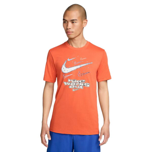 AS M NK DF TEE IYKYK SU24 星空からインスパイアされたグラフィックを組み合わせています。Nike Dri-FITテクノロジーが汗を素早く蒸発させ、ドライで快適な着心地をサポート。【メーカー】ナイキ/NIKE【カラー】809：COSMIC CLAY【素材】綿57％ ポリエステル43％【原産地】カンボジア