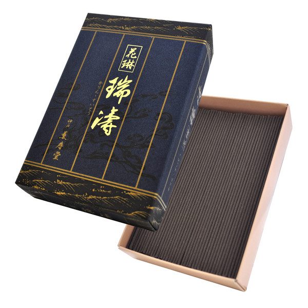 煙の量：ふつう原材料：椨皮粉、沈香、白檀 他&nbsp;線香 自宅ベトナム産シャム沈香、天然白檀、麝香を配合。あくまで主役のシャム沈香の香りを強調した香りのお線香です。また漢薬系の香りを漂わせながら沈香そのものの香りも楽しんでいただけます。