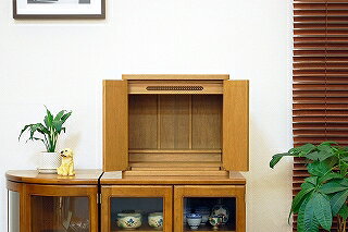 色ライト色　14号サイズ高さ43×幅46．5×奥行27．5cm&nbsp;正面表面材：台輪　クルミ薄板貼り 　　 戸板　クルミ薄板貼り主芯材料：MDF（合板）塗　装：ラッカー仕上生産地：日本仕様：可動式棚仏壇 ミニ 仏壇 モダン 仏壇 コンパクト 仏壇 ミニ 送料無料 仏壇 モダン ミニリビングのサイドボードやチェストの上に置く、おしゃれなモダン仏壇の上置モデルです。○スライド式の棚（膳引き）が付いていますので香炉やおリン・お供えなど載せるのに便利です。●配送は、〔ヤマトの宅急便〕でお届けし、玄関先渡しになります。　※写真と実際の商品では多少色合いなど異なる場合がございます。※仏具、本尊等は別売りになります。サイズ：高さ43×幅46．5×奥行27．5cm　　　◇扉を開いた時の横幅は20cm前後広くなります　　　　　　◇上段の棚から天井までの高さ(1)：31cm　◇棚を外した時の天上までの高さ(2)：35cm　奥行(4)：10．5cm　　　　　照明：付いておりません