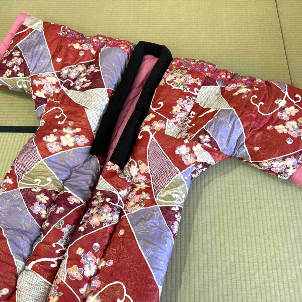 大判かいまき キルトかいまき マチ付き 赤 青 花柄 日本製 ゆったりサイズ 幅広 ロングサイズ 150×210cm 夜着 かいまき布団 どてら ポリエステルわた入り 側地綿100％ 北関東 東北 熟睡 ギフト ラッピング無料 (3)