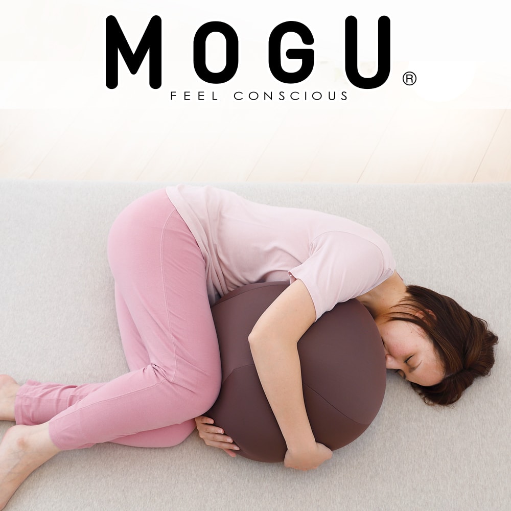 楽天私の布団屋さん〜ギフト寝具ベビーMOGU 胎児姿勢になれる抱き枕 モグ 抱き枕 クッション ビーズ ビーズクッション 抱きまくら だきまくら 胎児姿勢 リラックス 妊婦 妊娠 マタニティ マタニティー 男性 女性 横向き 横寝 横向き寝 抱き まくら 日本製 プレゼント 誕生日 おすすめ おしゃれ 可愛い 【母の日】