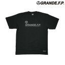 GRANDE.F.Pの Tシャツ！ グランデ.エフ.ピーの半袖Tシャツです。 フロントとバック裾にリフレクタープリントロゴが入っています。 フロント裾にはネームタグも付いています。 シンプルなデザインなので合わせやすいです。 material size XL　　着丈73cm　身幅57cm　袖丈23cm note ・店頭や他のネットショップでも販売しております。・ご注文のタイミングによって欠品の場合がございます。・サイズは商品により若干の誤差がございます。・ご利用の機器によっては実際の商品と色みが異なる場合がございます。・ご理解の上、お買物いただきますよう宜しくお願いします。 メーカー希望小売価格はメーカー商品タグに基づいて掲載しています