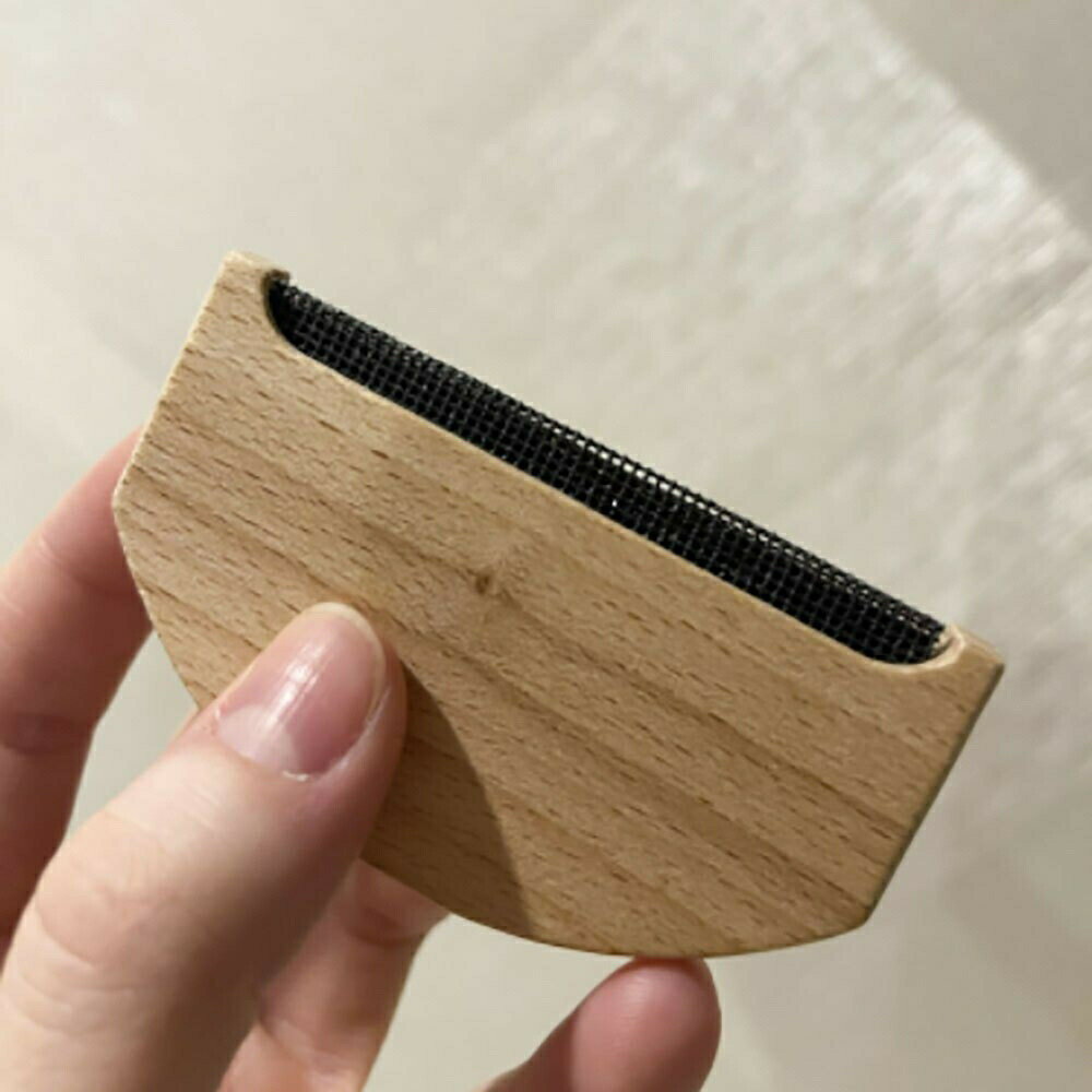 【期間限定DEALポイントバック15％】【普通郵便発送】 【在庫限り】 ブラシ セーター くし形 木製 ミニ カーペット ペットの毛 ブラッシング ほこり取り 毛取り 服 衣類 ペット 抜け毛 掃除 抜け毛取り 犬 猫 いぬ ねこ うさぎ 毛玉 毛球症 寝具 洋服 お手入れ