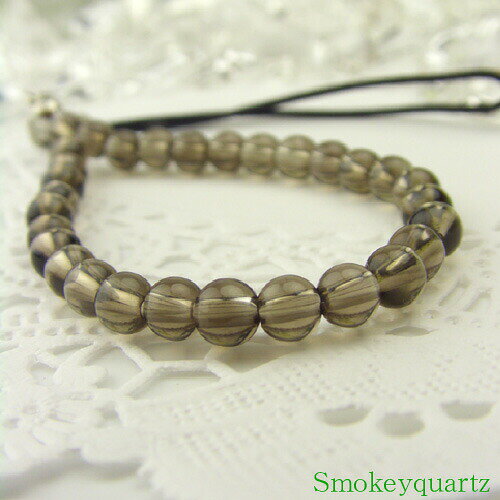 　　　　スモーキークォーツ（茶水晶）　　　　　　　【Smokey quartz】 ● ● 主な効果 スモーキークォーツ（茶水晶）は魔除けとしても強いパワーがあり、浄化目的として使われる石として有名です スモーキークォーツ（茶水晶）古代から悪霊を祓う守護石として使用されてきました。水晶のなかでもこのスモーキークォーツはとくに邪気を祓うパワーが強力であるとされ、古代ローマ帝国でも魔除けのお守りとして重宝されていたようです。 ● ● ● ● ●サイズ● 全長110mm ・材質: 4mm玉30個 ・金具＝アルミ製 ※天然素材のため、品質・仕様・色・形状など若干異なる場合がございます。予めご了承下さい。 ● ● 　