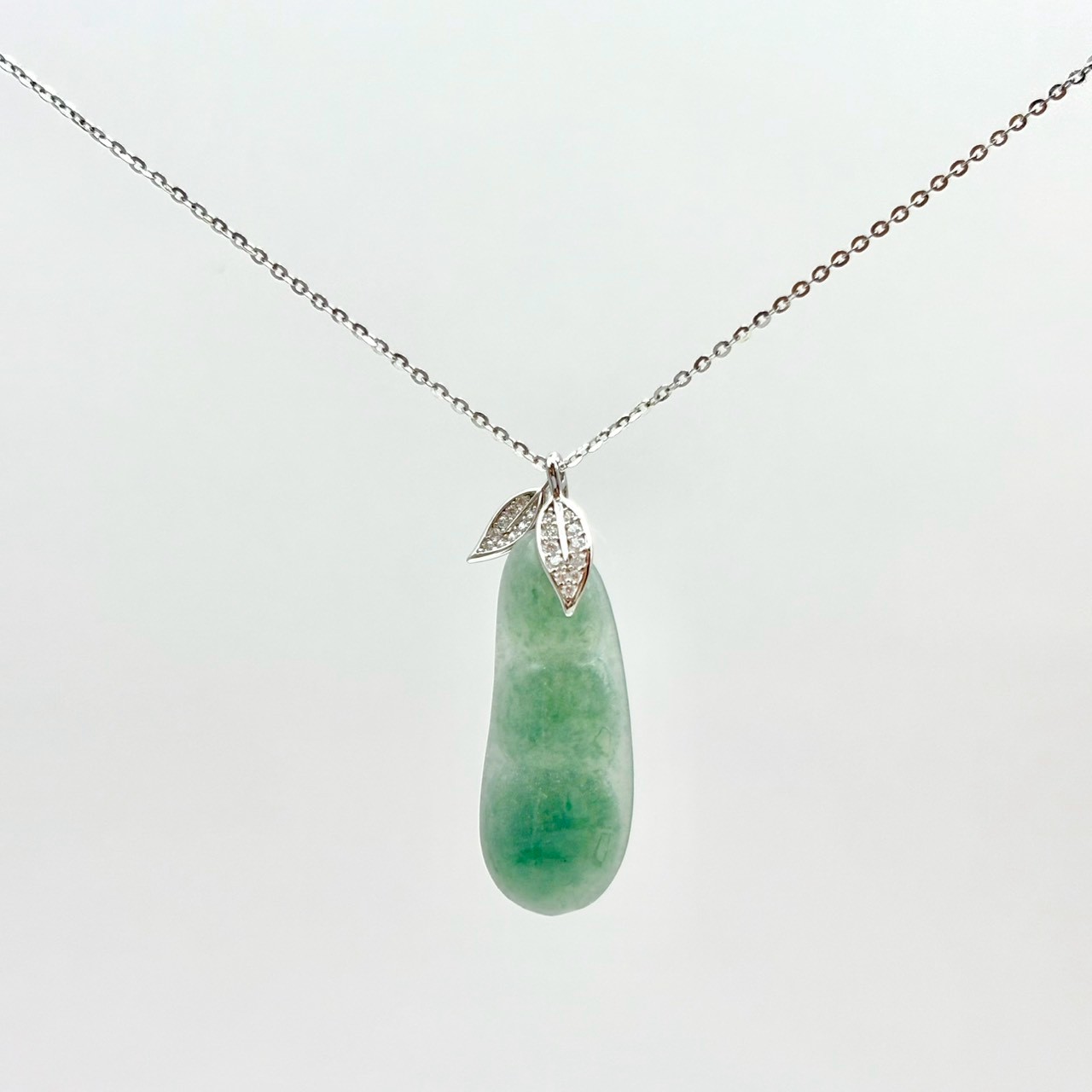 翡翠 豆モチーフペンダント