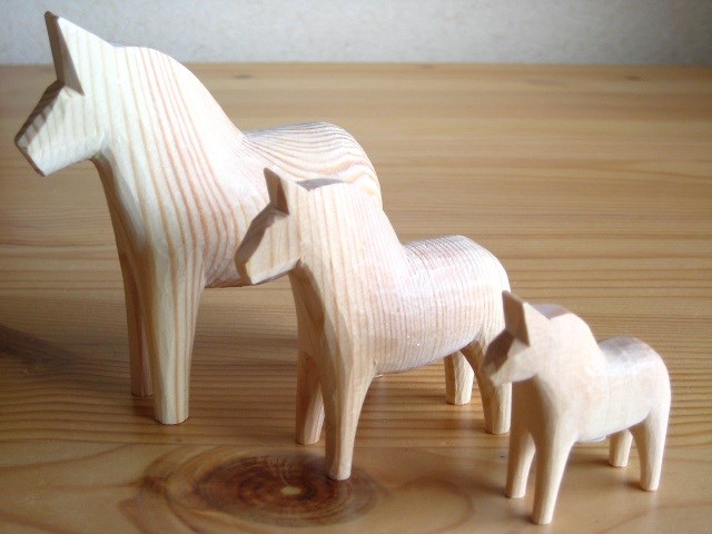 グラナス Grannas ダーラナホース Dalahorse トリオセット （7cm・10cm・13cm）木製 馬 置物 北欧 スウェーデン 北欧雑貨 ナチュラルウッド 木製 馬 手づくり ハンドメイド プレゼント お祝い_2209ss