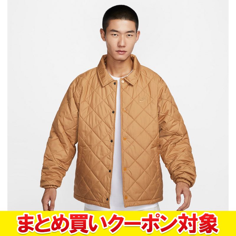Nike Therma-FITとキルト加工の断熱素材を使用した、ゆったりとしたジャケットがあれば、寒い季節も安心。 胴体部分の撥水素材でさらりとした状態を維持します。 特長 Nike Therma-FITテクノロジーが体温調節をサポートし、寒い日も暖かい着心地をキープ。 ゆったりとしたフィット感で、重ね着しやすく、それでいてかさばらないデザイン。 商品の詳細 Nike Futuraロゴの刺繍 スナップボタン ハンドポケット 伸縮性の高い裾と袖口 ポリエステル100％ 洗濯機洗い可能 【メーカー取り寄せ商品】 こちらの商品はメーカー手配の為、完売の場合もございます。在庫の有無・納期のご連絡はご注文受付メールにてご確認下さい。メーカー希望小売価格はメーカーカタログに基づいて掲載しています