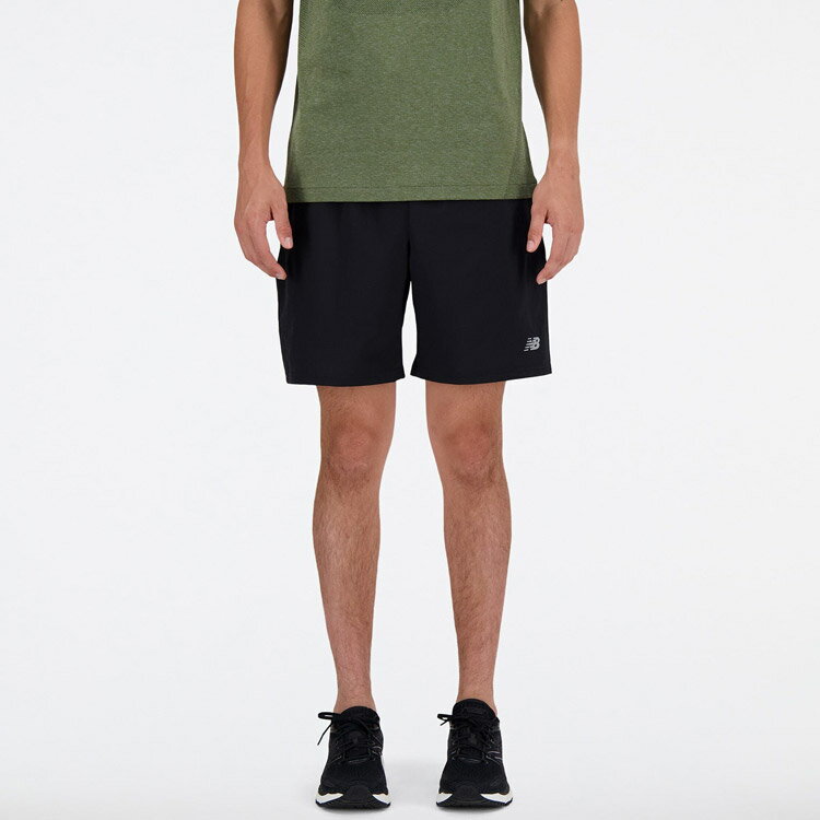 軽量で吸汗速乾性に優れたNB Dry搭載のメカニカルストレッチウーブンを使用した7インチショーツです。快適な穿き心地で、ランニングからジムトレーニングまで幅広くサポートします。ウエスト紐で脱ぎ穿きしやすく、ハンドポケットとウエスト内側に鍵などを収納できるドロップインポケットを備えたアイテム。レイヤリングしやすいインナーなし仕様です。 【メーカー取り寄せ商品】 こちらの商品はメーカー手配の為、完売の場合もございます。在庫の有無・納期のご連絡はご注文受付メールにてご確認下さい。メーカー希望小売価格はメーカーカタログに基づいて掲載しています