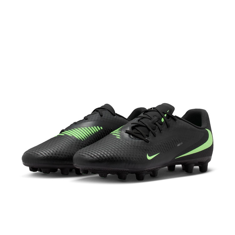 ファントム アカデミーで精度をレベルアップ。クリーンなシュートを放つために必要な場所に、NikeSkinのタッチゾーンを配置。精度向上を実現します。グリップ性に優れたテクスチャーにより足とボールの距離を縮め、得点のチャンスを生かせるようサポート。エンジニアードメッシュを使用したNikeSkinのタッチゾーンを拡大し、足とボールの距離を近づけます。濡れた状態でも乾いた状態でも、ドリブルやパスでのボールコントロールが向上します。前足部に巧みに配したCyclone 360の円形トラクションパターンが、スピーディーな踏み込みとピボットをサポート。トゥボックスなどの構造を見直し、より自然なフィット感を実現。足の形に沿ってフィットし、足とボールの一体感を高めることで、ボールタッチの精度をさらに向上。【アッパー】合成樹脂+合成繊維【アウトソール】合成底+合成樹脂(固定スパイク)【メーカー取り寄せ商品】 こちらの商品はメーカー手配の為、完売の場合もございます。在庫の有無・納期のご連絡はご注文受付メールにてご確認下さい。