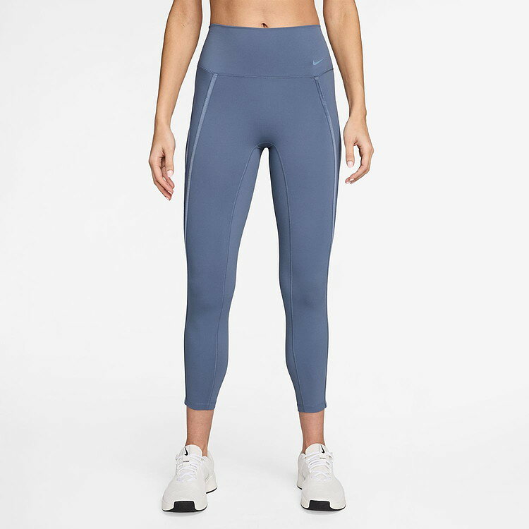 あらゆるアクティビティに最適なナイキ ワン。適度なボリュームで抜群に柔らかい素材を使用したレギンス。動きに合わせて伸縮しながら、優れた速乾性を発揮します。透け感のないハイウエストのデザインで、どんなに深く曲げ伸ばししてもお尻をしっかりカバー。 Nike Dri-FITテクノロジーが、肌から汗を逃がしてすばやく蒸発させ、さらりと快適な状態をキープ。 前面に縫い目がないので、滑らかなフィット感を実現。 後ろポケットは、ほとんどのスマートフォンに対応するサイズ。 ベルベットのトリミングがエレガントな印象をプラス。 More Details ヒップにスウッシュロゴ 本体：ポリエステル80％、スパンデックス20％、ウエスト裏地：ポリエステル80％、スパンデックス20％、マチ裏地：ポリエステル100％ 洗濯機洗い可能 【メーカー取り寄せ商品】 こちらの商品はメーカー手配の為、完売の場合もございます。在庫の有無・納期のご連絡はご注文受付メールにてご確認下さい。メーカー希望小売価格はメーカーカタログに基づいて掲載しています