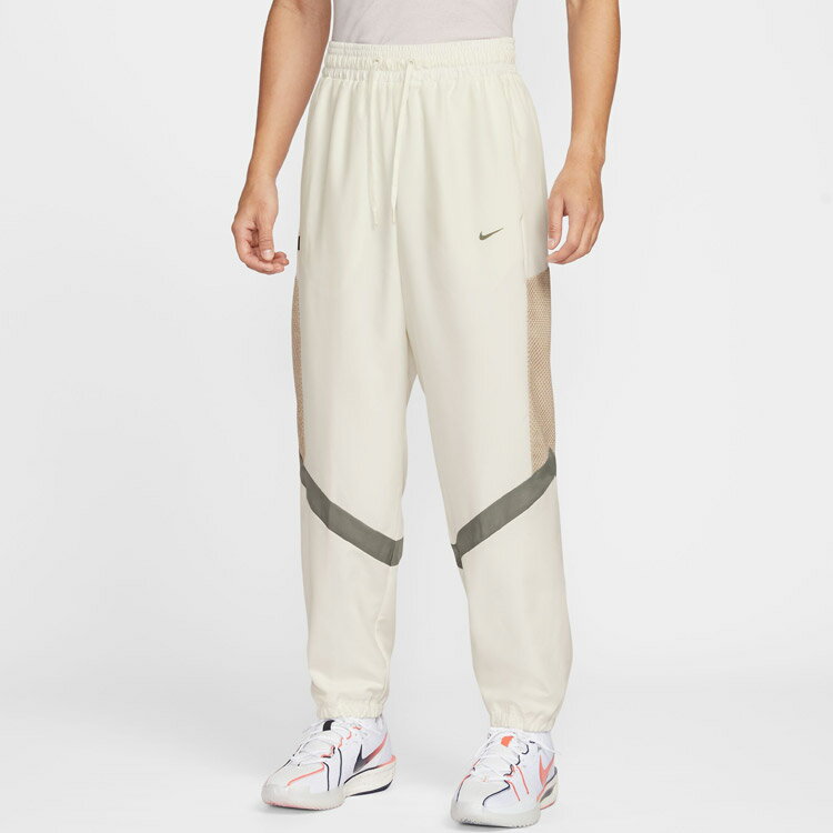 バスケットボールからヒントを得たこのパンツは、どこへ行く時も個性的なコートスタイルを演出。軽量のウーブンシェルと柔らかい起毛素材の裏地を重ね、ゆったりとしたフィット感に仕上げました。いつものウォームアップのような、心地よい着用感です。なめら...