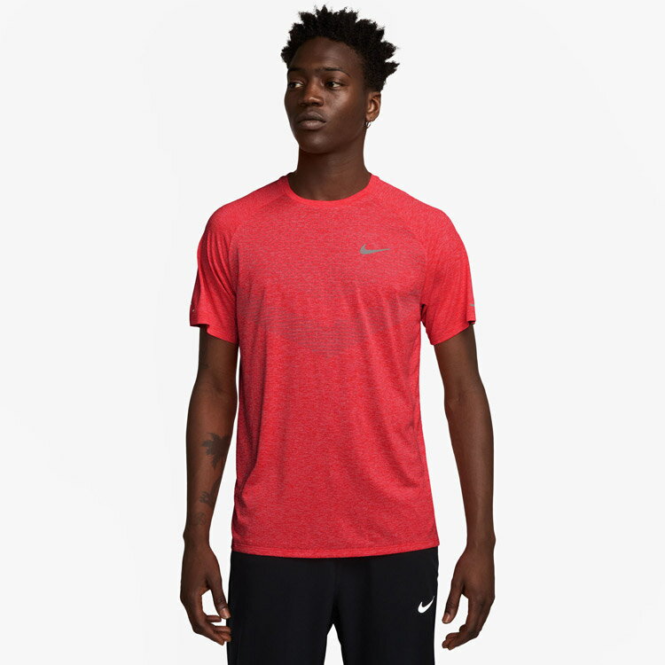 ランナーの意見を取り入れ、ナイキ ストライドのマストアイテムを機能性に重点を置いて一新しました。摩擦による不快感を軽減し、通気性を高めた軽量トップス。自分のペースに集中できます。ラグランスリーブが脇の摩擦を軽減し、可動域を拡大。ランの間も、長めの丈でしっかりカバーします。Nike Dri-FIT ADVテクノロジー。速乾性素材に最先端の技術と機能を組み合わせることで、さらりとした快適な状態をキープ。本体:ポリエステル 100%【メーカー取り寄せ商品】 こちらの商品はメーカー手配の為、完売の場合もございます。在庫の有無・納期のご連絡はご注文受付メールにてご確認下さい。メーカー希望小売価格はメーカーカタログに基づいて掲載しています