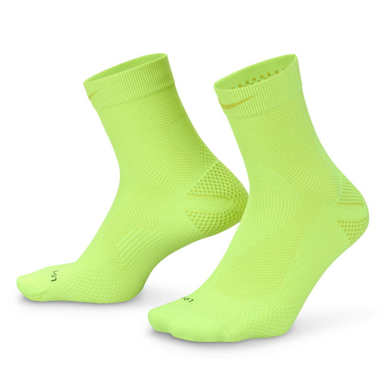 Nikeの最新のランニングソックスが登場。ぴったりとしたフィット感を追求したデザイン。速乾性を高める高度なテクノロジーを取り入れ、クッション性とサポート性を計算されたエリアに配置しました。そのため、フィット感を気にすることなく、ランニングに集中できます。さらに、内側に糸の端が出ていないため、気を散らさずに走ることができます。Nike Dri-FIT ADVが、進化した冷却効果と通気ゾーンにより速乾テクノロジーをレベルアップ。さらりと快適な状態をキープします。非対称の土踏まずのサポートが、足を包み込んで適度にフィット。サーキュラースプリットヒールで、しっかりとしたフィット感を実現しました。ゾーンマッピングにより、アキレス腱やシューレースの下など摩擦が生じやすい部分の快適さを確保。かかととつま先のマイクロクッショニングで、快適さをさらに高めました。新しい「マイクロ クルー」の丈は、従来の足首丈を少しだけ長めにしたスタイル。本体:ナイロン 52% ポリエステル 44% ポリウレタン 4%【メーカー取り寄せ商品】 こちらの商品はメーカー手配の為、完売の場合もございます。在庫の有無・納期のご連絡はご注文受付メールにてご確認下さい。メーカー希望小売価格はメーカーカタログに基づいて掲載しています