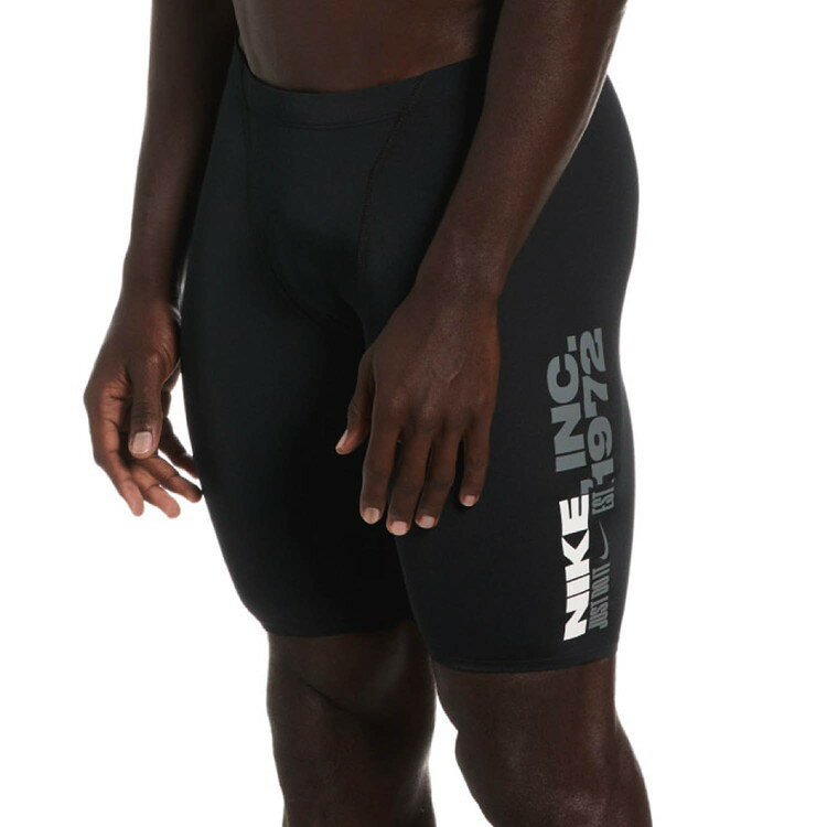 NIKEのグラフィックをあしらった、スパッツタイプの水着。耐久性、耐塩素性に優れた長持ち素材「ハイドラストロング」採用。付属のドローコードによりウエスト調節が可能。股下26cm。フロント部分は裏地つきで安心。本体 (ポリエステル100%)、裏地 (ポリエステル100%)【メーカー取り寄せ商品】 こちらの商品はメーカー手配の為、完売の場合もございます。在庫の有無・納期のご連絡はご注文受付メールにてご確認下さい。メーカー希望小売価格はメーカーサイトに基づいて掲載しています