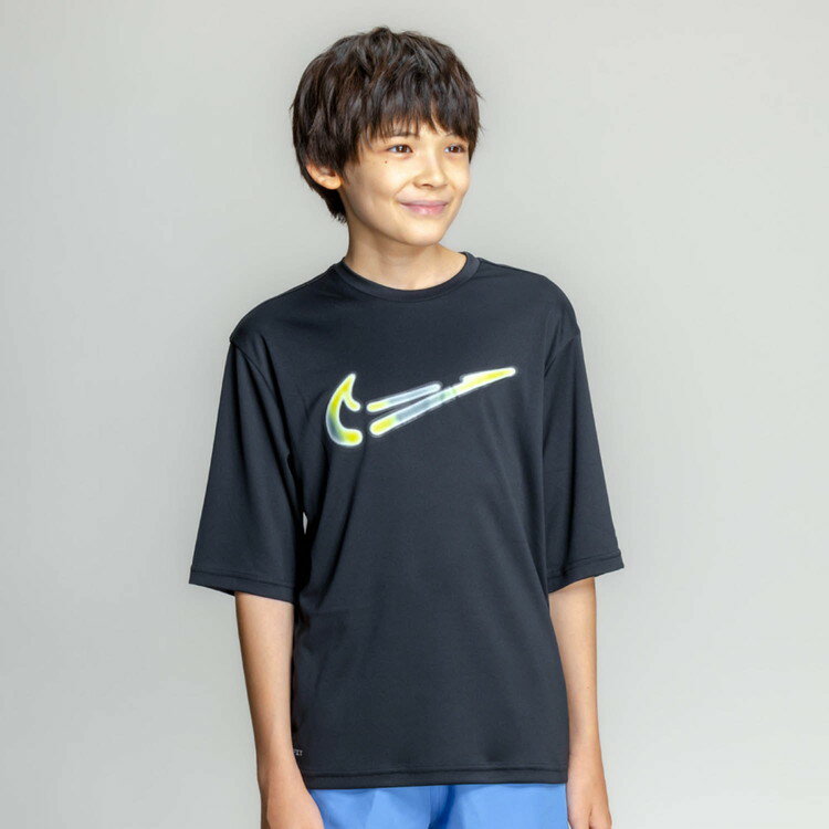 【3日間限定店内ポイント最大20倍(5/18 00:00〜5/20 23:59迄)】お買い得スペシャルプライス メール便送料無料 ナイキ フットマーク ボーイズスプレースウッシュ半袖ハイドロガード NESSG828-N001 ジュニア 水泳 返品不可