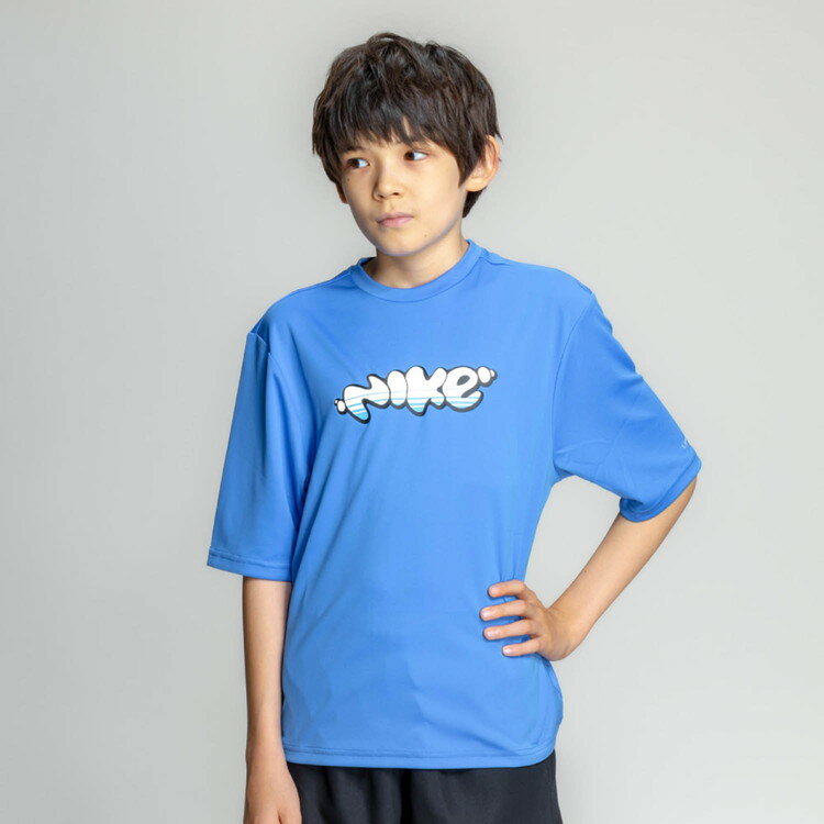 ポップなNIKEバブルグラフィックがアクセントになった、五分袖キッズハイドロガード(ラッシュガード)。適度にゆとりのあるフィット感。速乾性に優れたDri-FITテクノロジーで快適な着心地。UPF40+で日焼け対策にもおすすめ。ポリエステル100%【メーカー取り寄せ商品】 こちらの商品はメーカー手配の為、完売の場合もございます。在庫の有無・納期のご連絡はご注文受付メールにてご確認下さい。