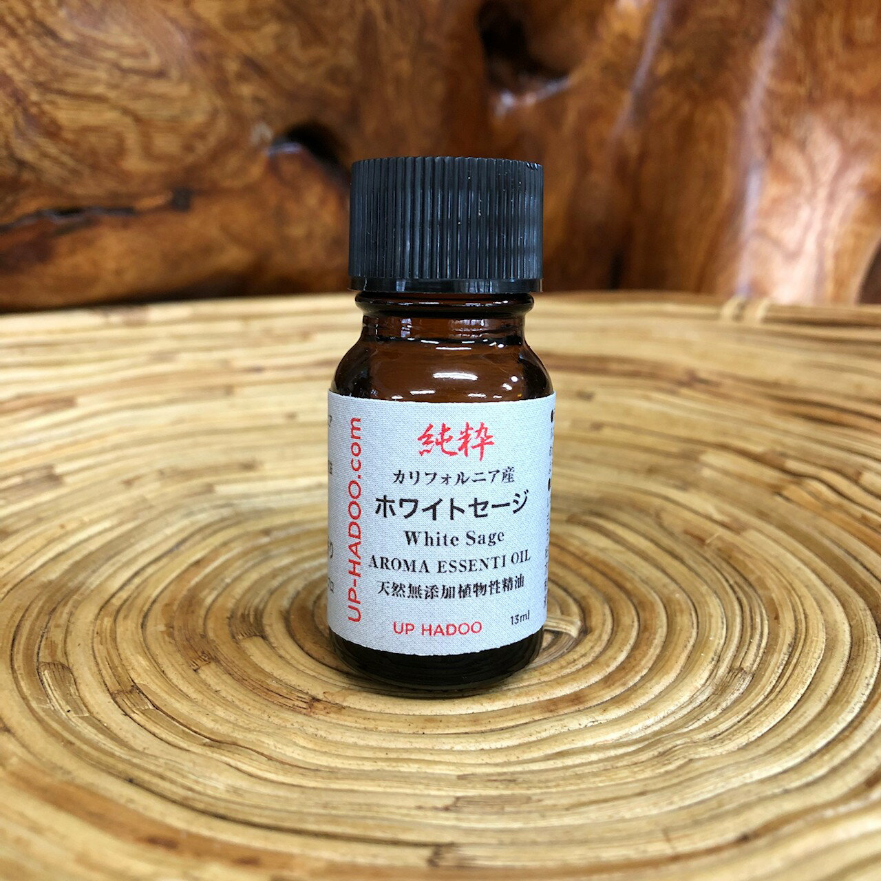 純粋ホワイトセージ 13ml アロマオイル 最高級 天然100% 純粋植物性精油 商品名・純粋ホワイトセージ 自然精油 原産国・カリフォルニア州 使用部・葉 救出法・水蒸気蒸留法 原材料・天然植物性オイル 内容量・13ml 容器・遮光瓶ブラウン色 製造元・株式会社バリフドウー 販売元・UP HADOO（アップハドー） ホワイトセージとは… 聖なるハーブ聖なるセージと呼ばれるホワイトセージはネイティブ・アメリカンが浄化、祝福、治療の儀式など幅広く使用されてきた歴史があり現代でもヒーリング、浄化、祈祷などに用いられたくさんの人から愛されております。 本当の自然の香り届けます。 皆さまに本物の本当の自然の香りを届けたく直接仕入れ自社製造、徹底管理をさせて頂いております。 本当の自然の香りには癒しとエネルギーがやどり不思議な力があります。 当社の自然精油は科学薬品などで薄めたり杜撰管理は一切しておりませんのでご安心ください。 〈注意事項〉 飲用水ではございません。・火気付近での使用はおやめください。・お子様やペットの手が届かない所で使用保管してください。・万が一目や口に入った場合は直ちにきれいな水で洗浄し専門院にご相談ください。・直射日光高温多湿の場所には保管しないでください。・使用中気分が悪くなったら直ぐに使用をやめすみやかに換気をしでください。・衣類等についた場合はシミになる恐れがあるのでご注意ください。 本当の自然の香りで心を愛してあげてください。純粋ホワイトセージ 13ml アロマオイル 最高級 天然100% 純粋植物性精油 商品名・純粋ホワイトセージ 自然精油 原産国・カリフォルニア州 使用部・葉 救出法・水蒸気蒸留法 原材料・天然植物性オイル 内容量・13ml 容器・遮光瓶ブラウン色 製造元・株式会社バリフドウー 販売元・UP HADOO（アップハドー） ホワイトセージとは… 聖なるハーブ聖なるセージと呼ばれるホワイトセージはネイティブ・アメリカンが浄化、祝福、治療の儀式など幅広く使用されてきた歴史があり現代でもヒーリング、浄化、祈祷などに用いられたくさんの人から愛されております。 本当の自然の香り届けます。 皆さまに本物の本当の自然の香りを届けたく直接仕入れ自社製造、徹底管理をさせて頂いております。 本当の自然の香りには癒しとエネルギーがやどり不思議な力があります。 当社の自然精油は科学薬品などで薄めたり杜撰管理は一切しておりませんのでご安心ください。 〈注意事項〉 飲用水ではございません。・火気付近での使用はおやめください。・お子様やペットの手が届かない所で使用保管してください。・万が一目や口に入った場合は直ちにきれいな水で洗浄し専門院にご相談ください。・直射日光高温多湿の場所には保管しないでください。・使用中気分が悪くなったら直ぐに使用をやめすみやかに換気をしでください。・衣類等についた場合はシミになる恐れがあるのでご注意ください。 本当の自然の香りで心を愛してあげてください。