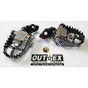 ●メーカー名：アウテックス / OUTEX●商品名：F-PEGワイドレース HUSQVARNA/KTM●メーカー品番：FP06CWR商品の保証は、メーカー保証書の内容に準じます。●特徴■ライディング中にFペグとソールが常に広い面で接しているため、しっかりと荷重が掛けられます。■Fペグはシャフトを軸に前後に傾くためシフトチェンジとリアブレーキのコントロール性能が向上。■確実なステップワークと車体との一体感から、コーナリングのスタビリティが向上。■スタンディングや加減速を含めあらゆるライディングフォームに追従し、ステップ荷重位置が変わらない。■長距離ツーリングでも疲れにくく、シフトミスも減少しライディングに集中できます。■ペグの取り付け穴位置を変更することで9mmアップが可能。■ペグの材質はS45Cをレーザーで切り出していることからカット面はチタン合金よりも硬い。■Fペグの軸となっているブロック形状のパーツはアルミA2017アルマイト仕上げ。■転倒などで破損した場合は補修パーツとして単品販売も可能です。■ワイドタイプはペグの長さ調整が可能。●備考リターンスプリングはノーマルを使用します。●写真注意※画像はイメージです。メーカー車種年式型式・フレームNo.その他ケーティーエム125-530 EXC/EXC-F2017-2018ケーティーエム125-530XC-W/XCF-W2017-2018ケーティーエム125SX/250-450SX-F2016-2018ケーティーエム150-300XC/250XC-F2017-2018ケーティーエム250SX2017-2018ケーティーエム350-450XC-F2016-2018ハスクバーナFC 250-4502016-2018ハスクバーナFS4502016-2018ハスクバーナTC1252016-2018ハスクバーナTC2502017-2018ハスクバーナTE/FE125-5012017-2018ハスクバーナTX/FX125-4502017-2018※商品掲載時の適合情報です。年式が新しい車両については、必ずメーカーサイトにて適合をご確認ください。