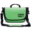 ●メーカー名：ストリームトレイル / STREAM TRAIL●商品名：Clam（ライム）●メーカー品番：STTAA12702●JANコード：4542870558626商品の保証は、メーカー保証書の内容に準じます。●カラーライム●素材ターポリン、ポリエステル●サイズ幅27×高さ18×奥行10cm●備考釣行のお供や街でのおでかけサイズ。インナーには、小物がふいに出ないようにジッパー付きです。（ナイロンクロスカバー）ボディポケットをフラップ内側に取り付けました。取り出す頻度の高い携帯電話・スマートフォン、定期などをしまっておけます。また、フロントフラップを下げることで上からの雨などを防ぎます。ショルダーベルトにパッドがついているので、重い荷物や書類を持ち運ぶ時も肩が痛くなりにくくなります。A4サイズやモバイルパソコン等も入り、通勤・通学にもおすすめなサイズです。●ブランドについてStream Trail（ストリームトレイル）は、30年以上のアウトドアやフライフィッシングの道具作りに携わった経験とノウハウを元に水辺に関わるギアやアクセサリーの開発を1997年から行い、2011年より物を入れる袋からバックそのものが道具であるべきとして機能性と使い易さを追求し、海、川、水辺のみならず、天候への対応も熟慮して防水性の高いバッグを中心に本格的にバッグブランドとしてスタート。防水機能ではプロフェッショナルユーザーからの高い信頼を得ており、彼らからのフィードバックを元に進化、改良するだけでなく、ON・OFFを問わずアクティブライフを応援するライフスタイルブランドとして、タウンユースやトラベルユースなど様々なニーズに合わせたアイテムを幅広く展開しています。●写真注意※画像はイメージです。