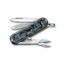 ●メーカー名：ビクトリノックス / Victorinox●商品名：クラシックネイビーカモフラージュ ＃0.6223.942●メーカー品番：・0.6223.942●JANコード：7611160063199商品の保証は、メーカー保証書の内容に準じます。●備考■すべてのビクトリノックス・マルチツールは創業後まもなく発表された「オフィサーナイフ」を原点としており、優れたデザインと機能性を象徴するツールとしてしられています。■一生使えるツールとして製造されるクラシックなマルチツールは、小さくコンパクトにまとまっていて、誰にでもピッタリです。■マイナスドライバーも備えており、壁にネジを取り付けたり、手紙を開封したり、紐を切ったりといった作業を簡単にこなします。■ツール：7機能（スモールブレード、はさみ、つめやすり、マイナスドライバー2.5mm、キーリング、つまようじ、ピンセット）■サイズ：高さ：9mm、長さ58mm■重量：21g■材質：スケール素材：ABS樹脂・セリドール樹脂●写真注意※画像はイメージです。