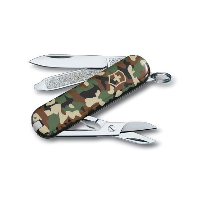 ●メーカー名：ビクトリノックス / Victorinox●商品名：クラシック SD カモフラージュBP＃0.6223.94B1●メーカー品番：・0.6223.94B1●JANコード：7611160013514商品の保証は、メーカー保証書の内容に準じます。●備考■すべてのビクトリノックス・マルチツールは、創業後まもなく発表された「オフィサーナイフ」を原点としており、一世紀を超えた今日でも、優れたデザインと機能性を象徴するツールとして知られています。■一生使えるツールとして製造されるクラシックなマルチツールは、小さくコンパクトにまとまっていて、誰にでもぴったりです。■マイナスドライバーも備えており、壁にネジを取り付けたり、手紙を開封したり、紐を切ったりといった作業を簡単にこなします。■ツール：7機能（スモールブレード、はさみ、つめやすり、マイナスドライバー 2.5mm、キーリング、つまようじ、ピンセット）■サイズ：高さ：9mm／長さ：58mm■重量：21g■材質：スケール素材： ABS樹脂またはセリドール樹脂 ■ロック付ブレード・ワンハンドブレード：なし●写真注意※画像はイメージです。